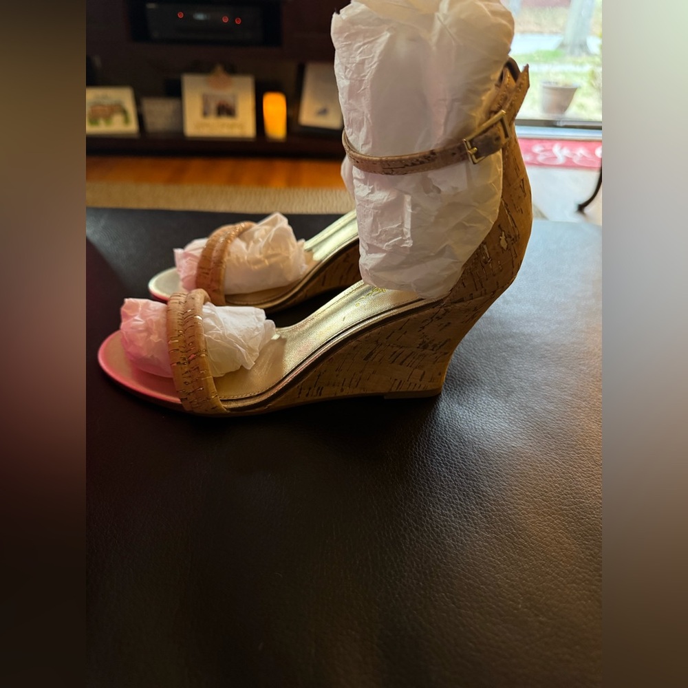 Lilly Pulitzer Jenna Wedge - NWOT - box included - Size 8.5 - Picture 3 of 6